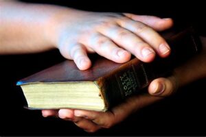 Hand op de bijbel